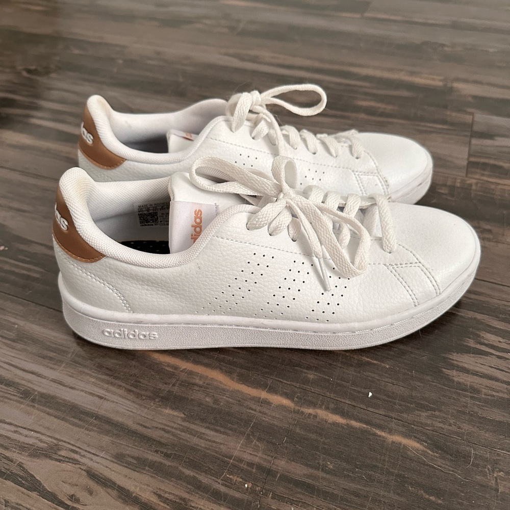 ADIDAS Advantage white/ copper metallic sneaker Size 7.5